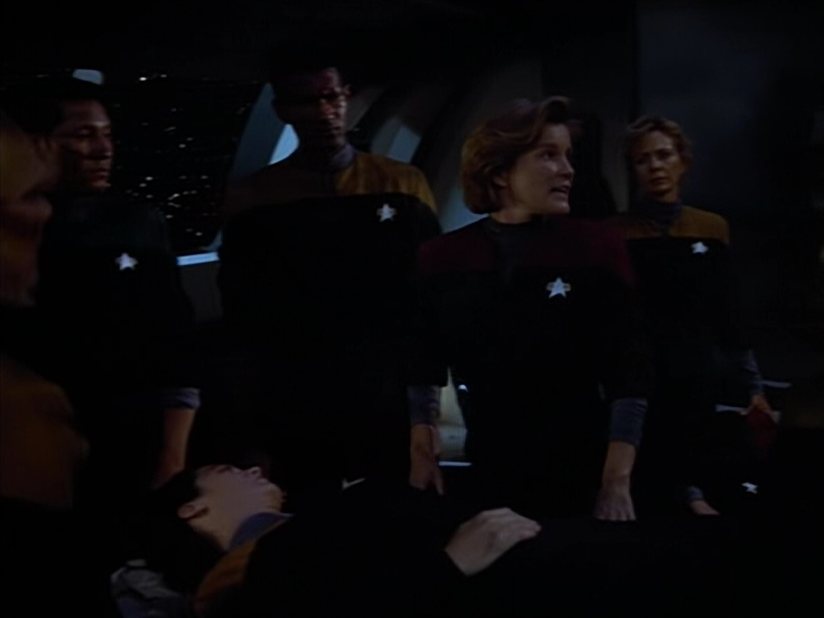 extant_StarTrek_VOY_4x08-YearOfHellPart1_03777.jpg