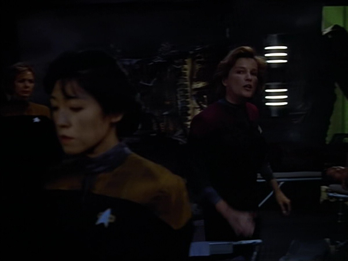 extant_StarTrek_VOY_4x08-YearOfHellPart1_03789.jpg