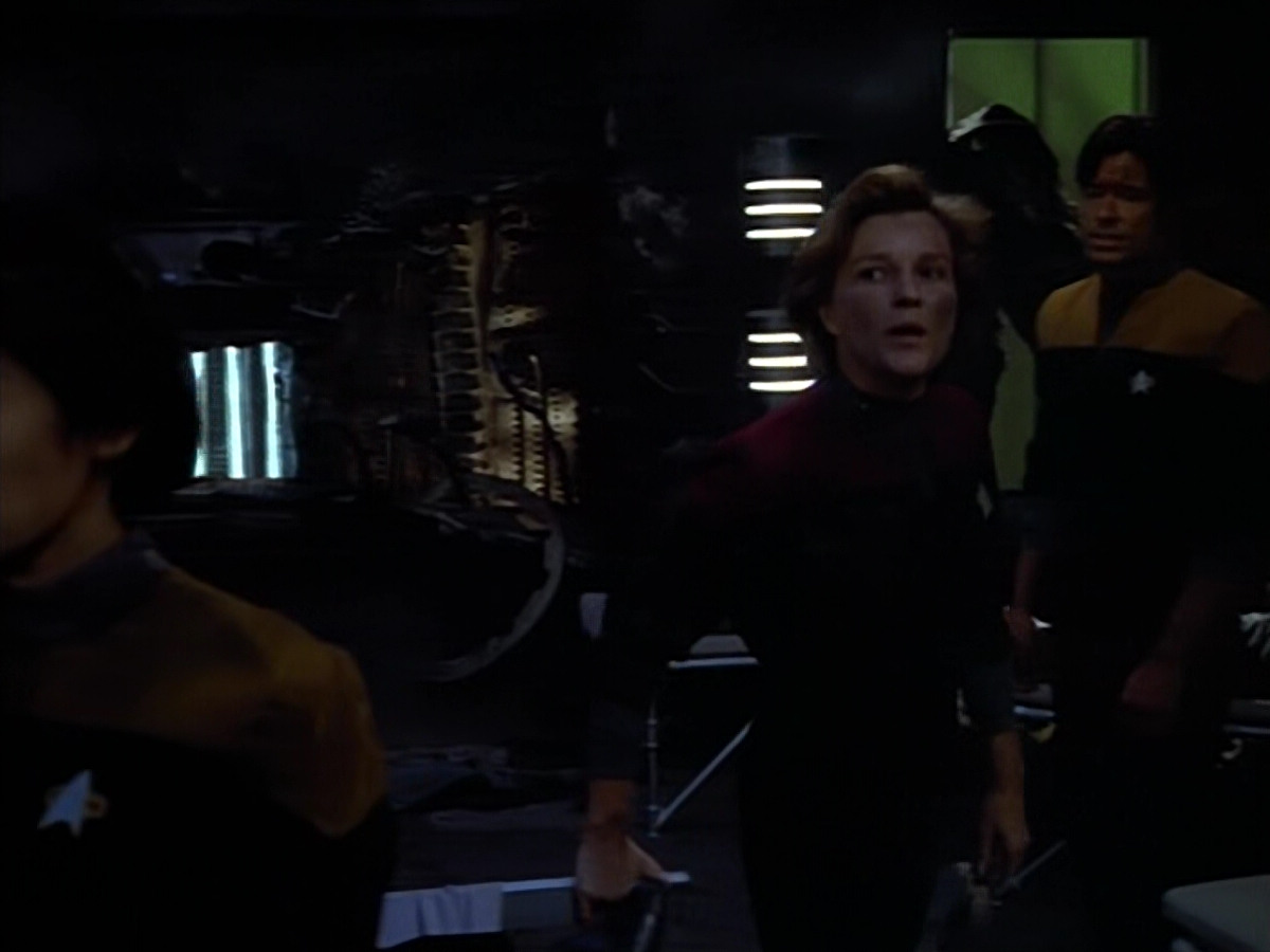 extant_StarTrek_VOY_4x08-YearOfHellPart1_03790.jpg
