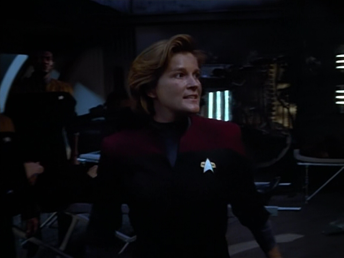 extant_StarTrek_VOY_4x08-YearOfHellPart1_03795.jpg