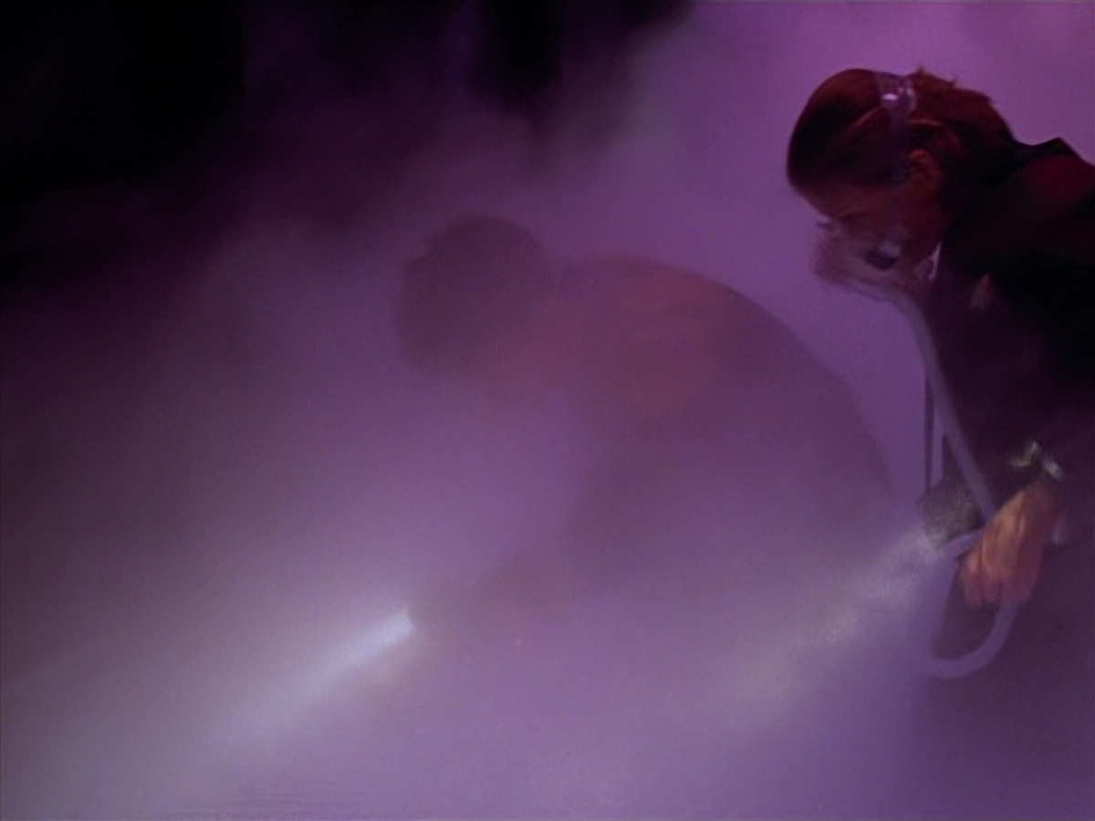 extant_StarTrek_VOY_4x09-YearOfHellPart2_00148.jpg