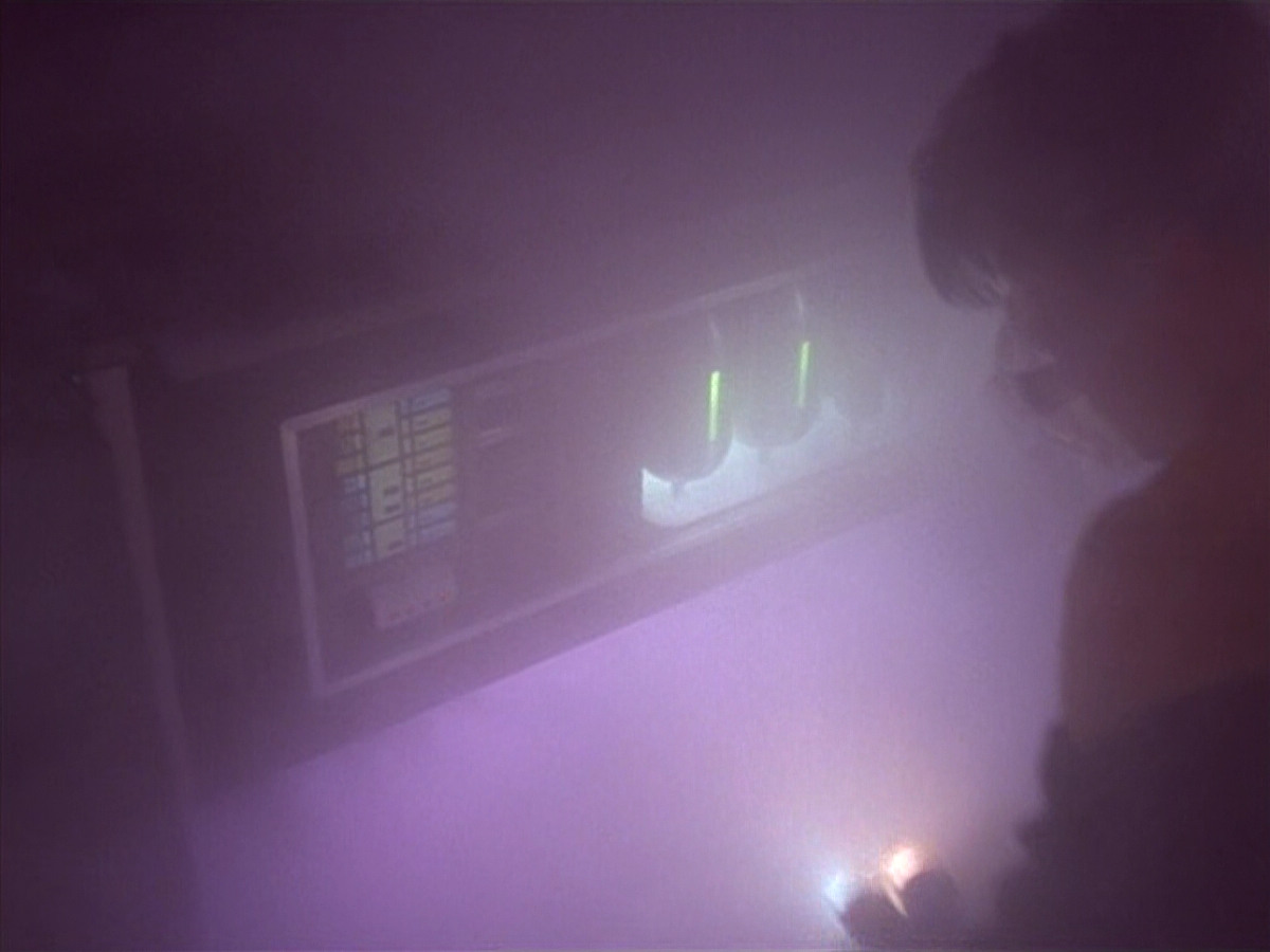 extant_StarTrek_VOY_4x09-YearOfHellPart2_00155.jpg