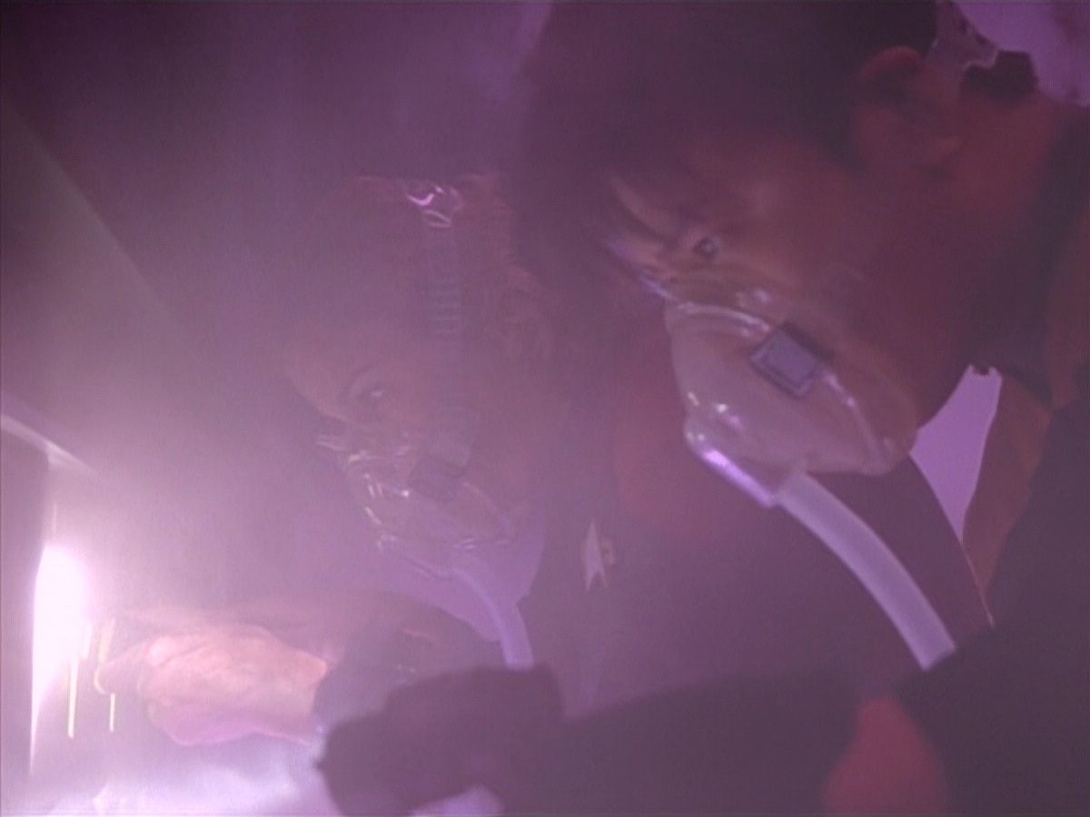 extant_StarTrek_VOY_4x09-YearOfHellPart2_00175.jpg
