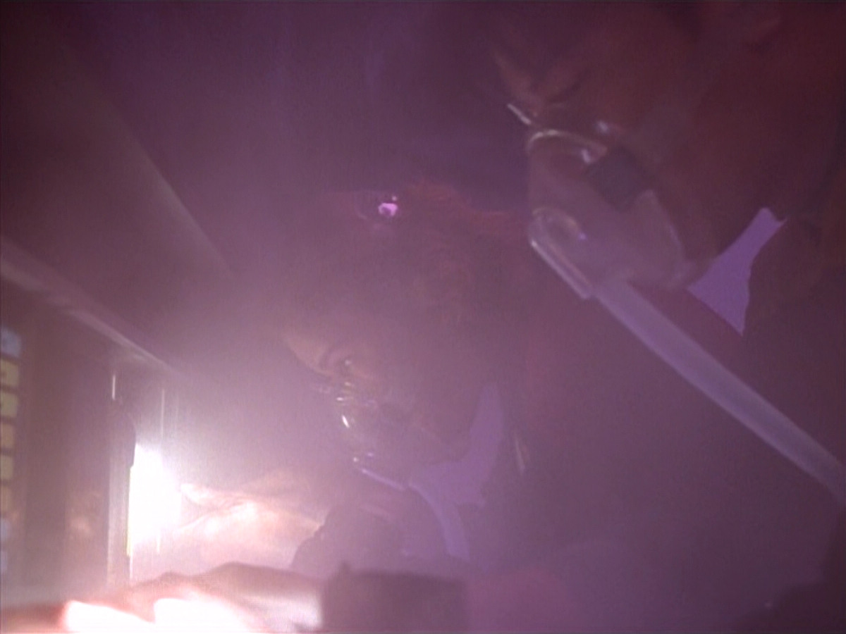 extant_StarTrek_VOY_4x09-YearOfHellPart2_00188.jpg