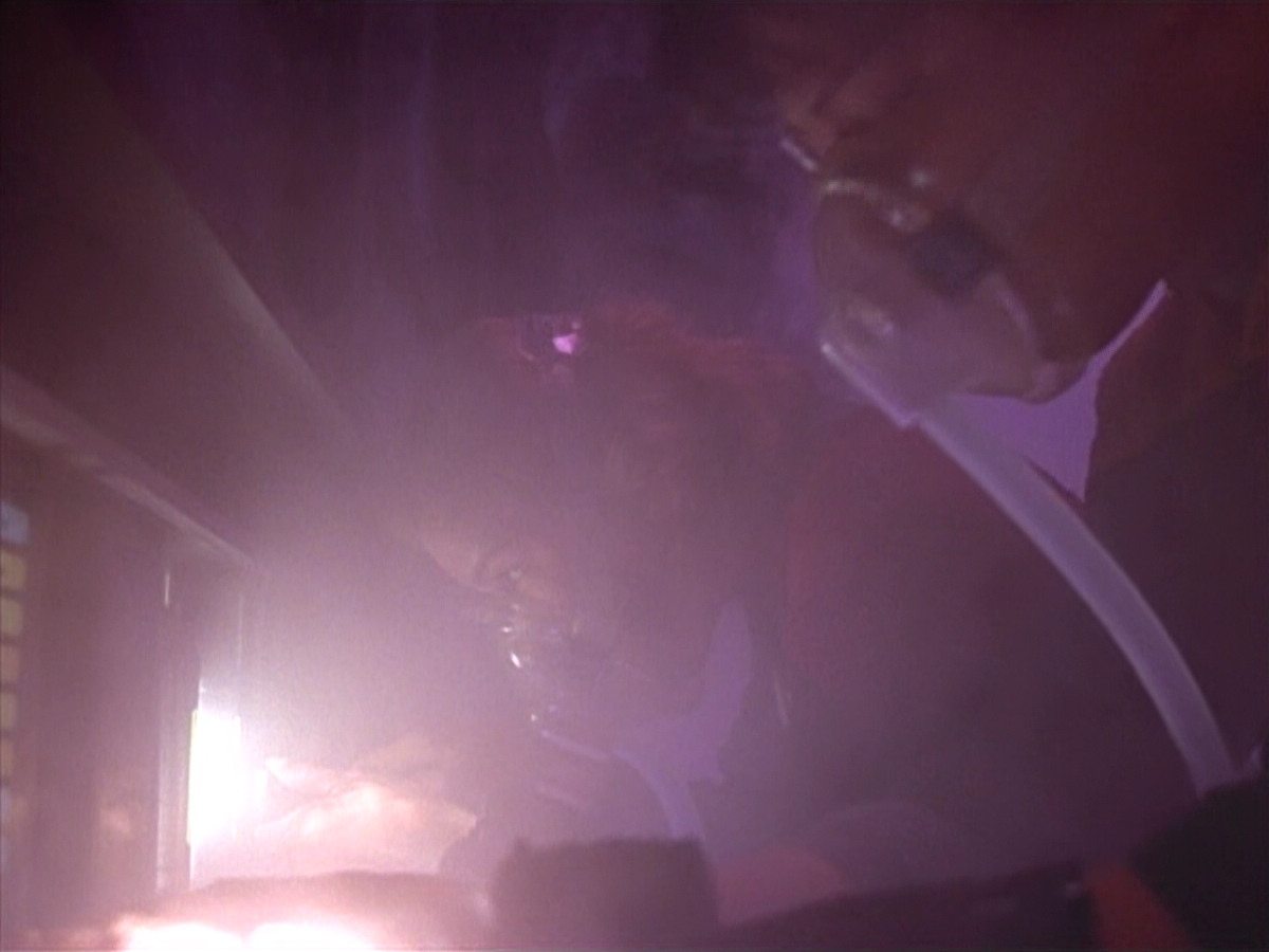 extant_StarTrek_VOY_4x09-YearOfHellPart2_00189.jpg