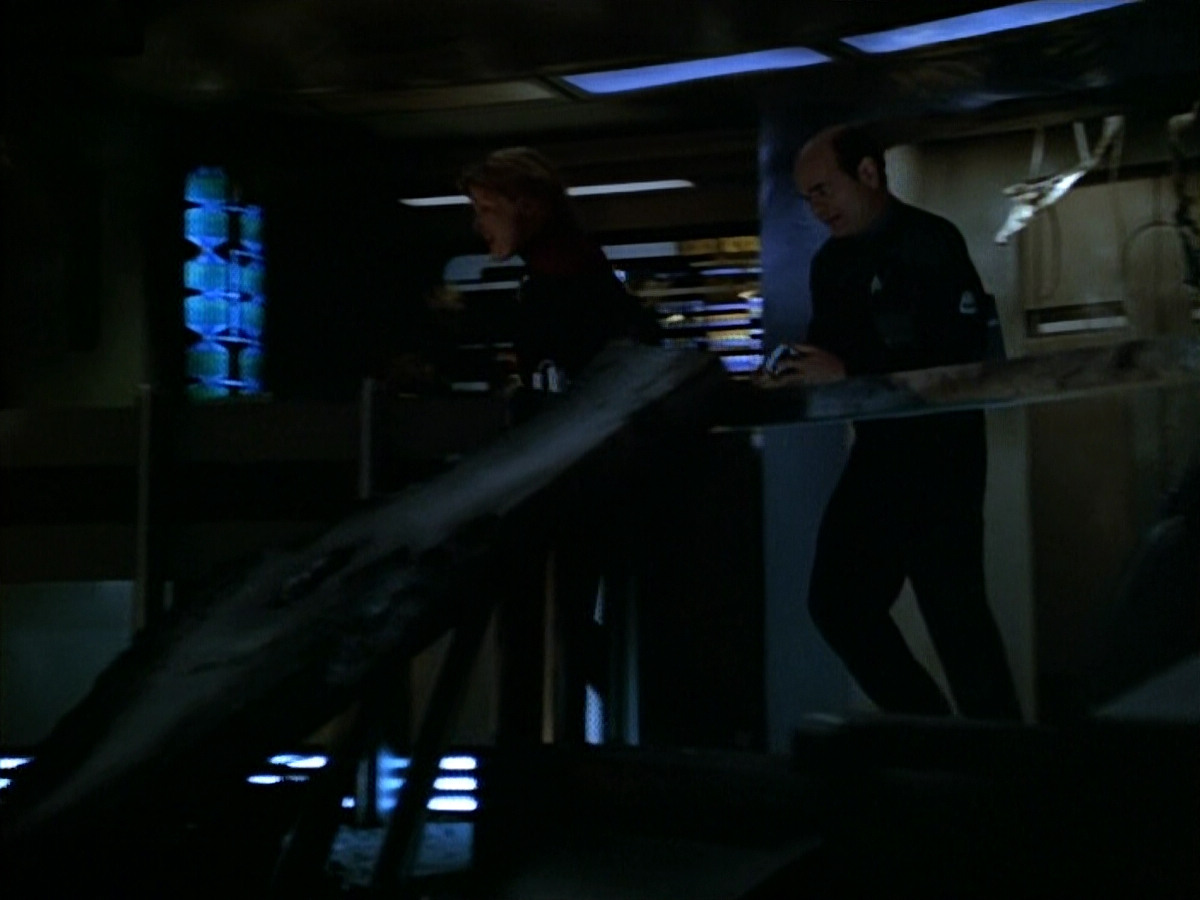 extant_StarTrek_VOY_4x09-YearOfHellPart2_00209.jpg