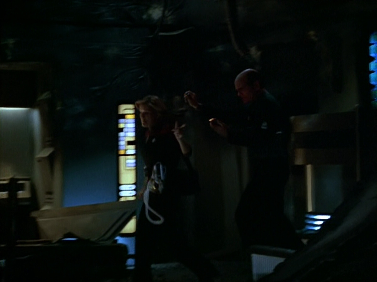 extant_StarTrek_VOY_4x09-YearOfHellPart2_00212.jpg