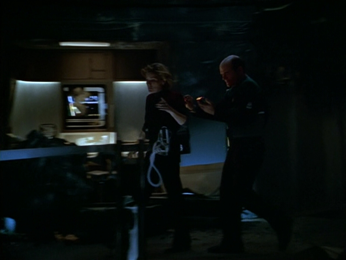 extant_StarTrek_VOY_4x09-YearOfHellPart2_00213.jpg