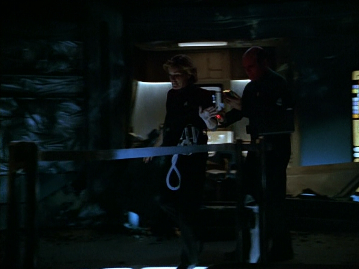 extant_StarTrek_VOY_4x09-YearOfHellPart2_00214.jpg