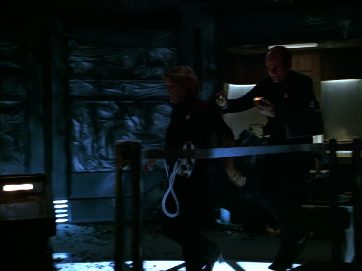 extant_StarTrek_VOY_4x09-YearOfHellPart2_00215.jpg