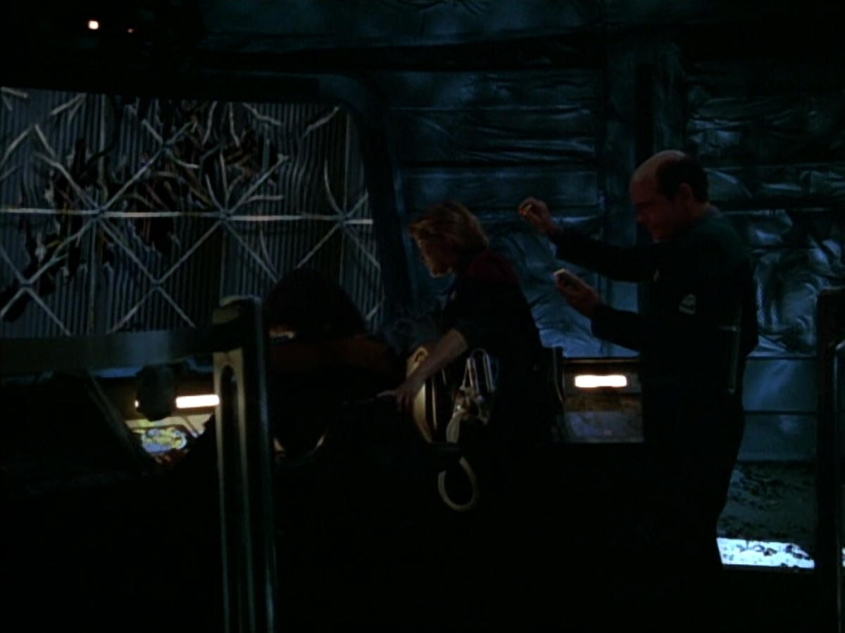 extant_StarTrek_VOY_4x09-YearOfHellPart2_00218.jpg