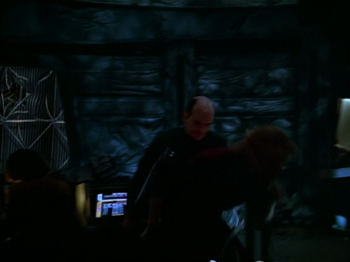 extant_StarTrek_VOY_4x09-YearOfHellPart2_00225.jpg