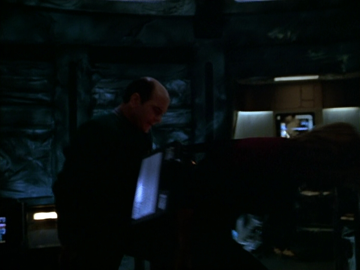 extant_StarTrek_VOY_4x09-YearOfHellPart2_00226.jpg