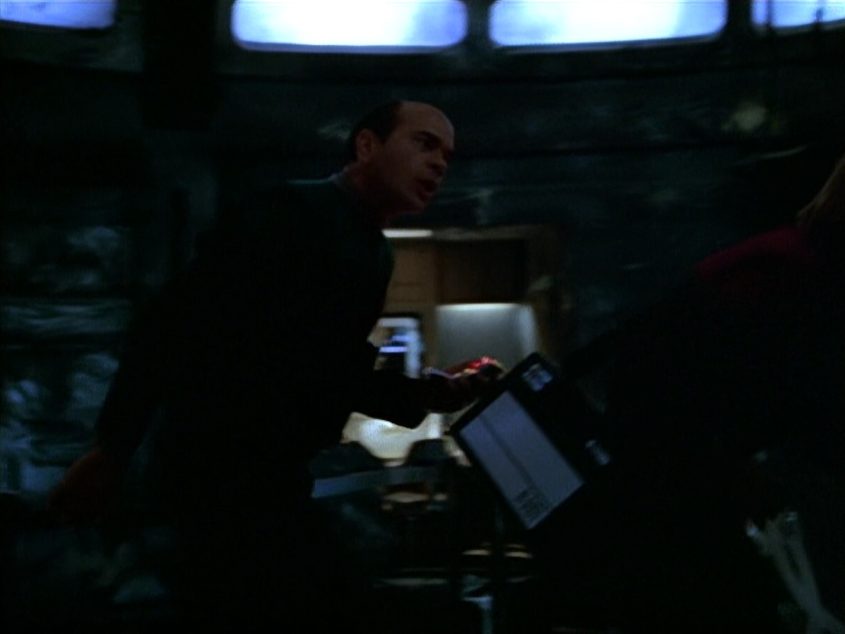 extant_StarTrek_VOY_4x09-YearOfHellPart2_00227.jpg