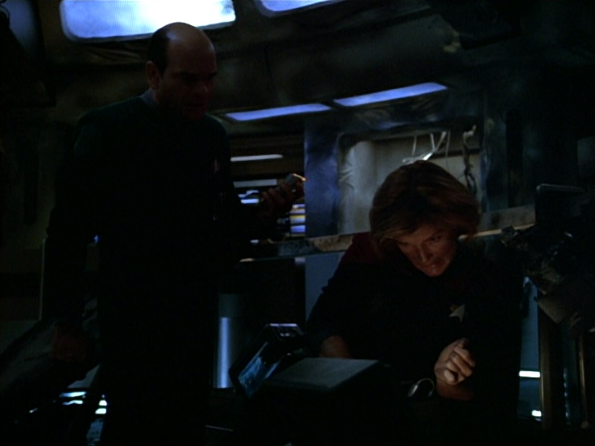 extant_StarTrek_VOY_4x09-YearOfHellPart2_00238.jpg