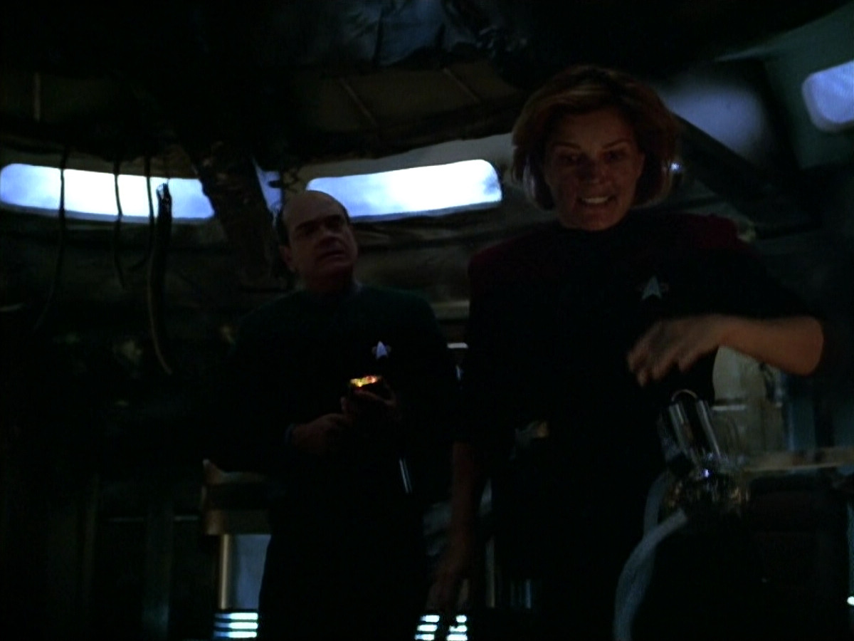 extant_StarTrek_VOY_4x09-YearOfHellPart2_00244.jpg
