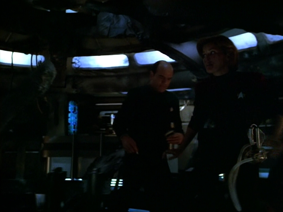 extant_StarTrek_VOY_4x09-YearOfHellPart2_00246.jpg