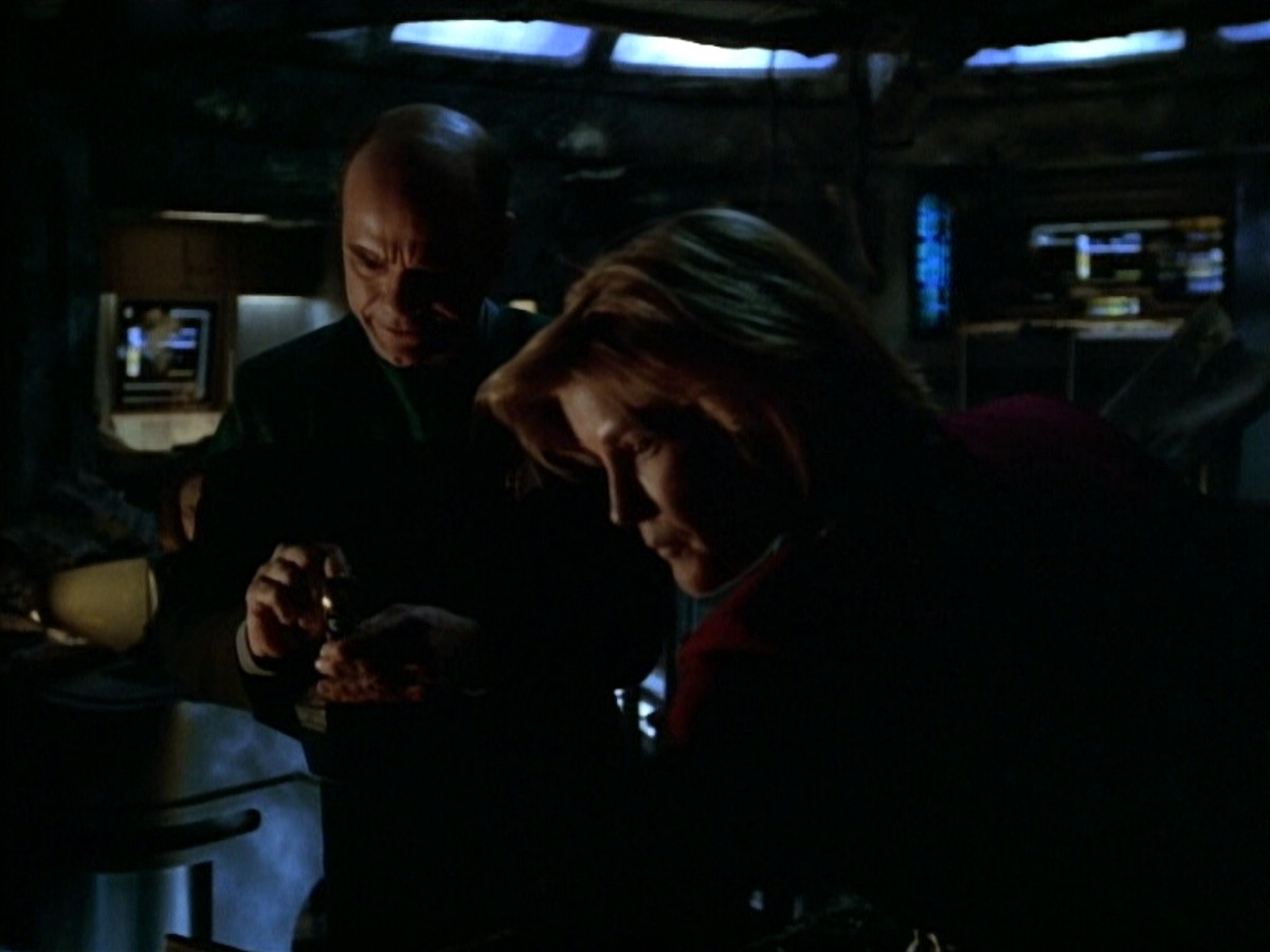 extant_StarTrek_VOY_4x09-YearOfHellPart2_00269.jpg
