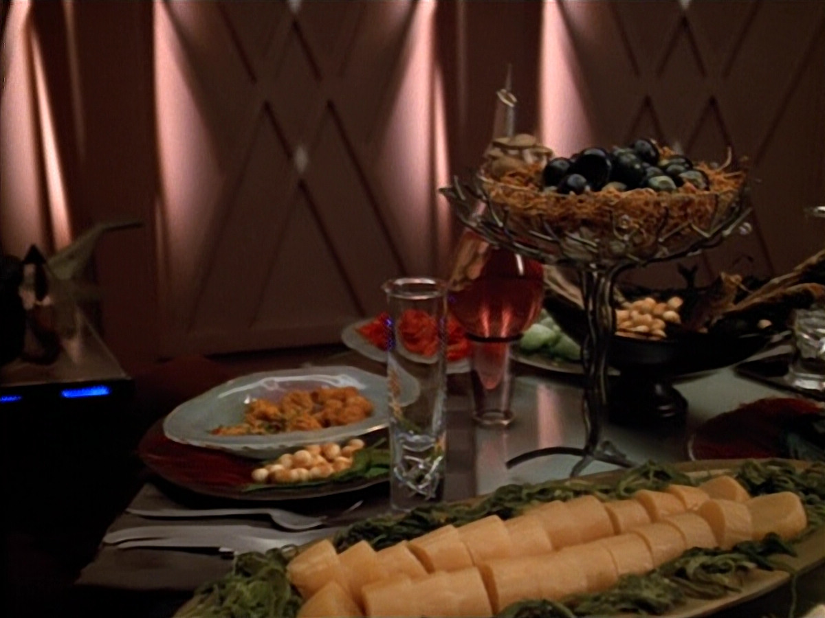 extant_StarTrek_VOY_4x09-YearOfHellPart2_00464.jpg