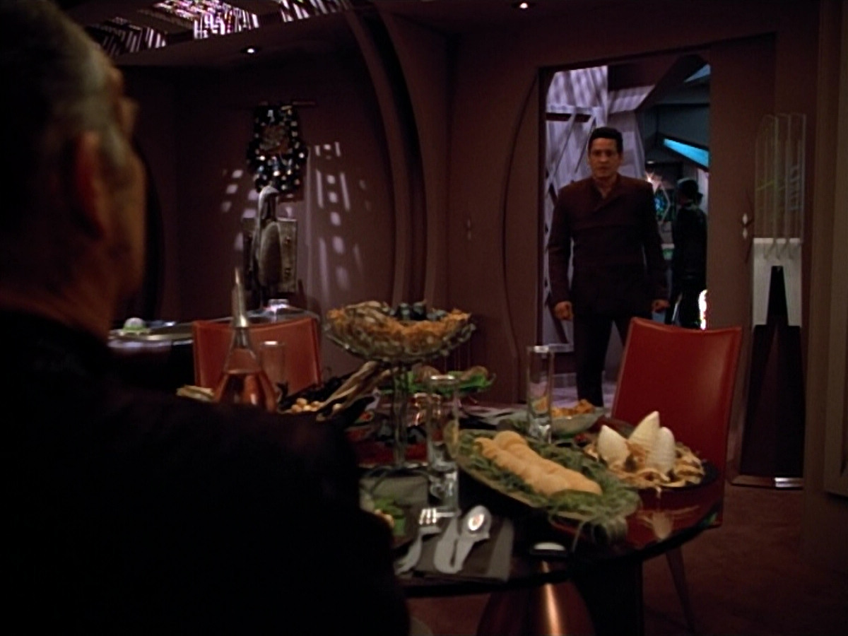 extant_StarTrek_VOY_4x09-YearOfHellPart2_00474.jpg
