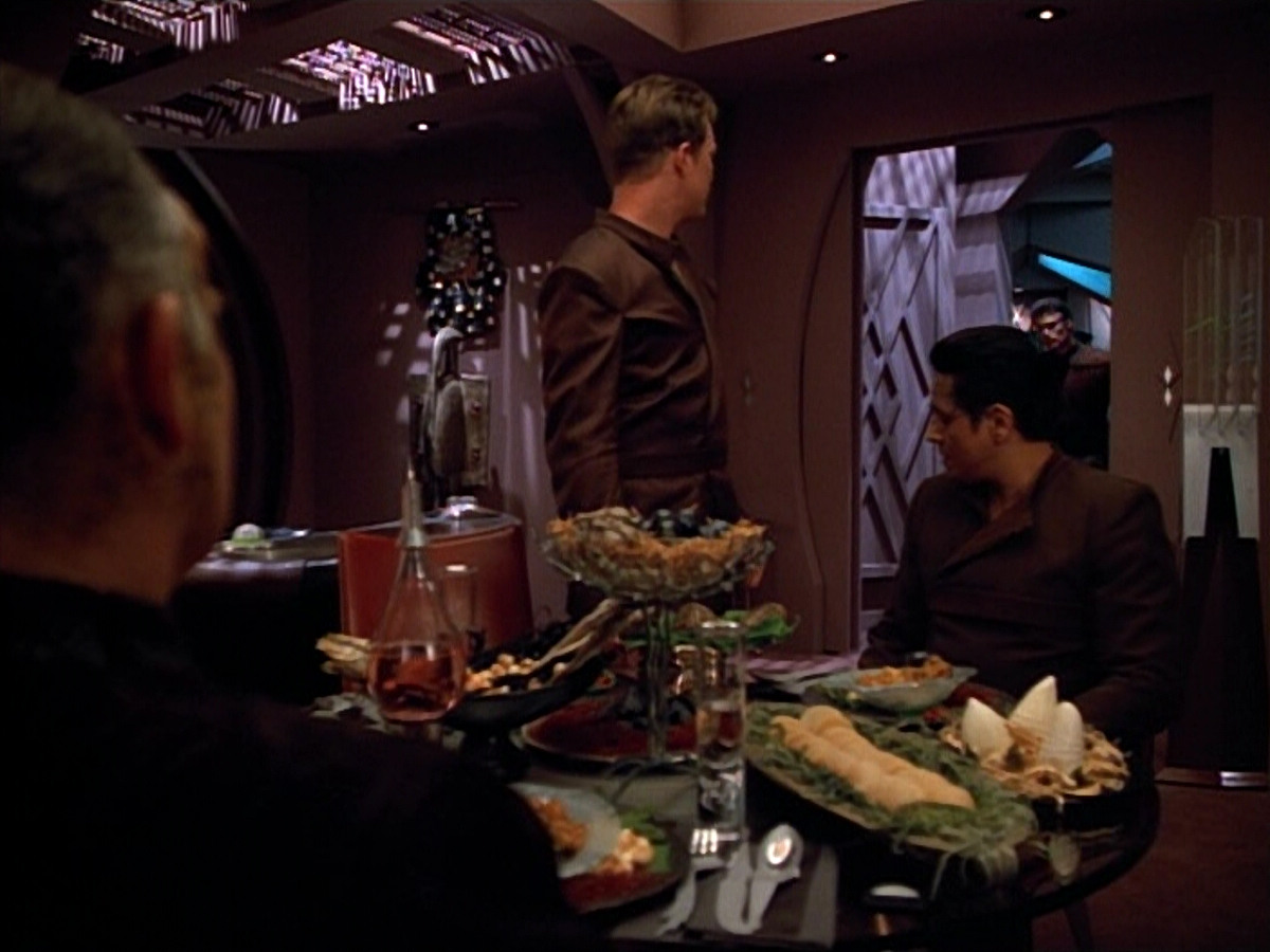 extant_StarTrek_VOY_4x09-YearOfHellPart2_00834.jpg