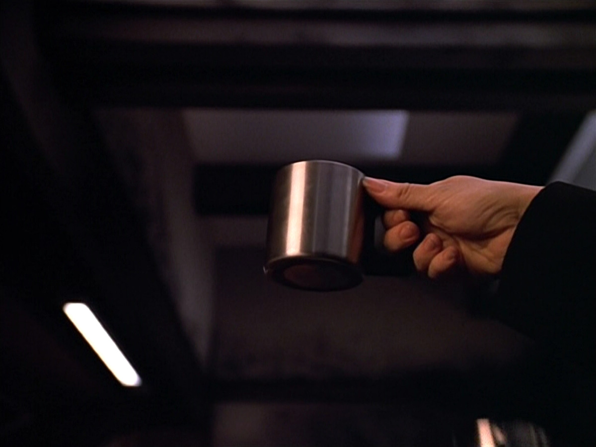 extant_StarTrek_VOY_4x09-YearOfHellPart2_00926.jpg