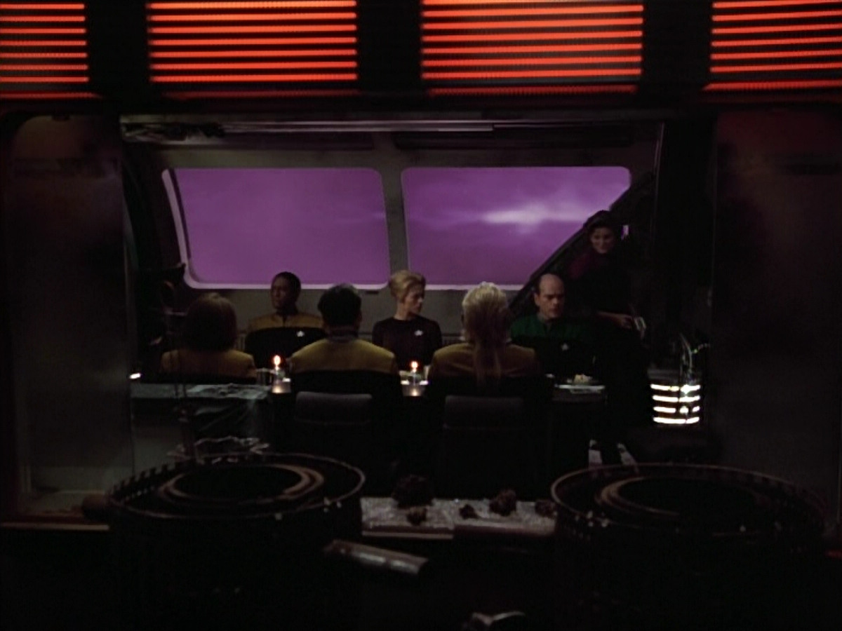 extant_StarTrek_VOY_4x09-YearOfHellPart2_01063.jpg