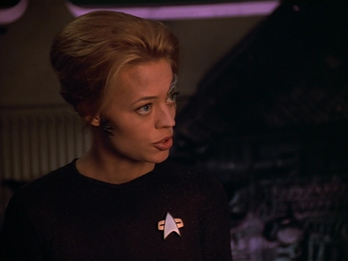 extant_StarTrek_VOY_4x09-YearOfHellPart2_01074.jpg