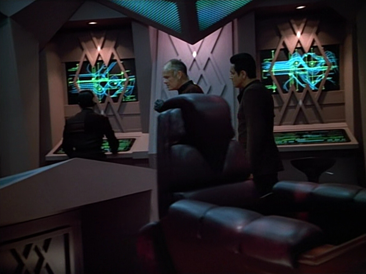 extant_StarTrek_VOY_4x09-YearOfHellPart2_01350.jpg