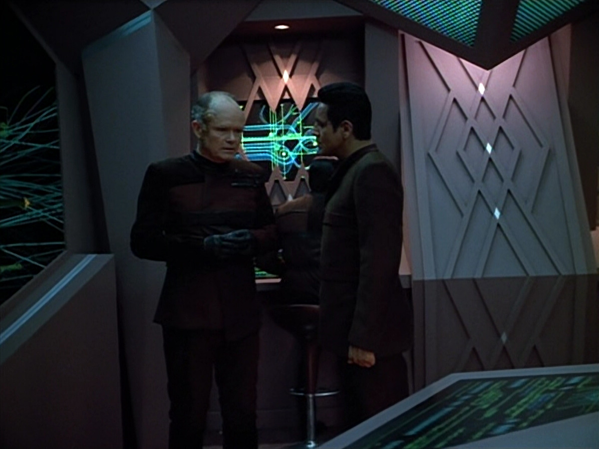 extant_StarTrek_VOY_4x09-YearOfHellPart2_01359.jpg