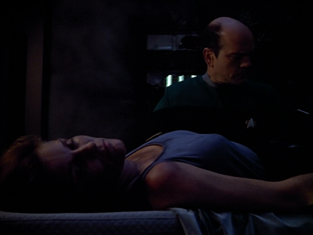extant_StarTrek_VOY_4x09-YearOfHellPart2_01675.jpg