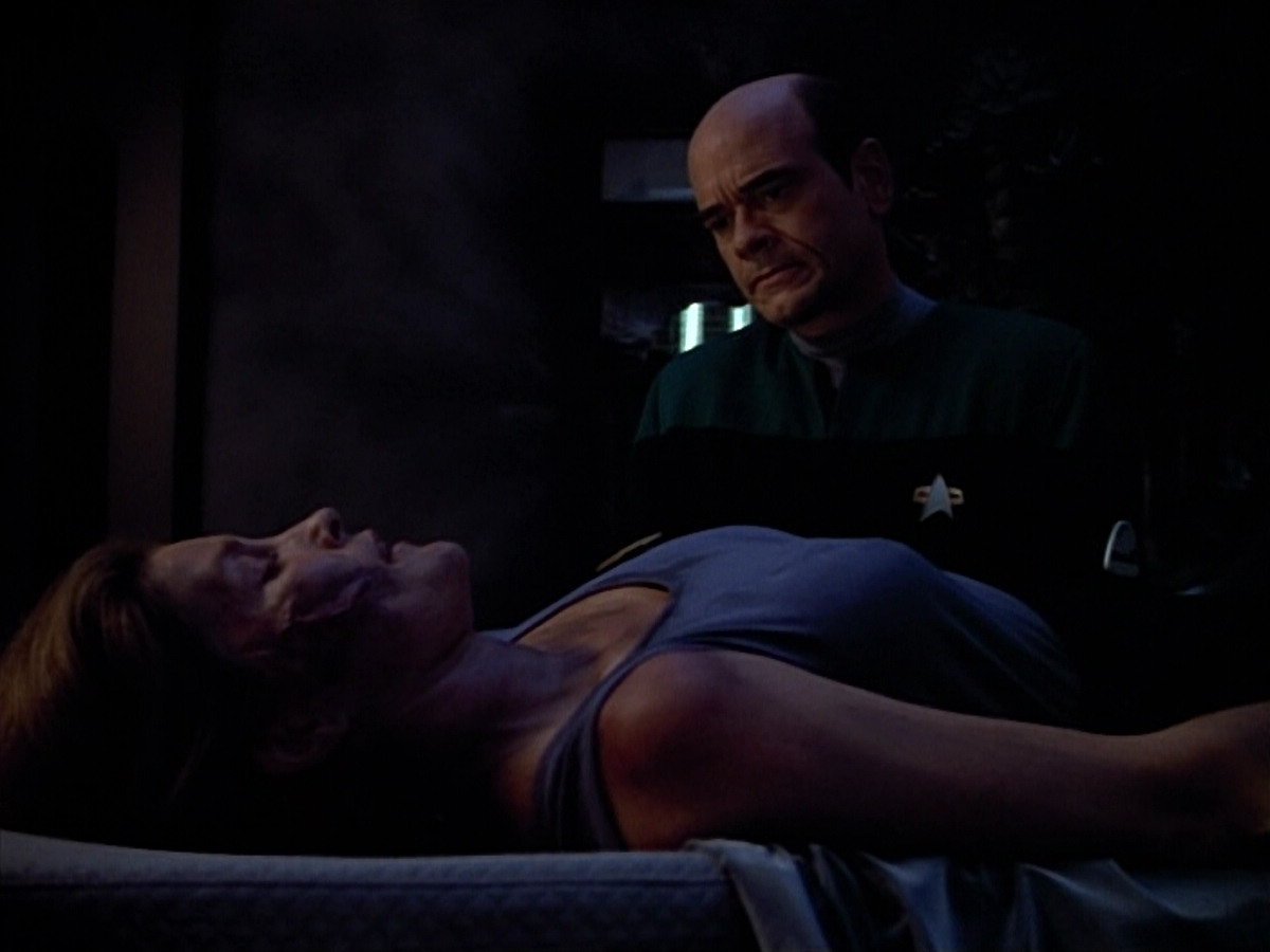 extant_StarTrek_VOY_4x09-YearOfHellPart2_01690.jpg