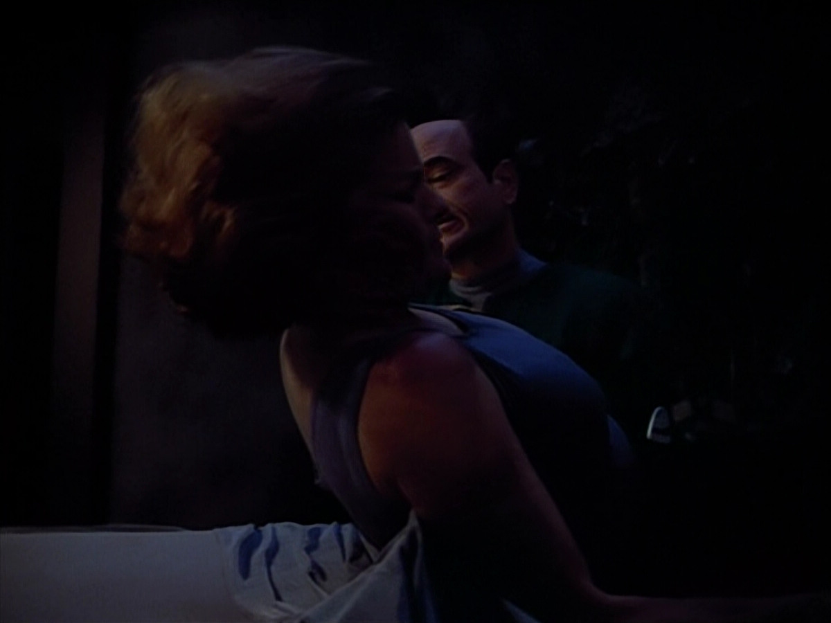 extant_StarTrek_VOY_4x09-YearOfHellPart2_01705.jpg