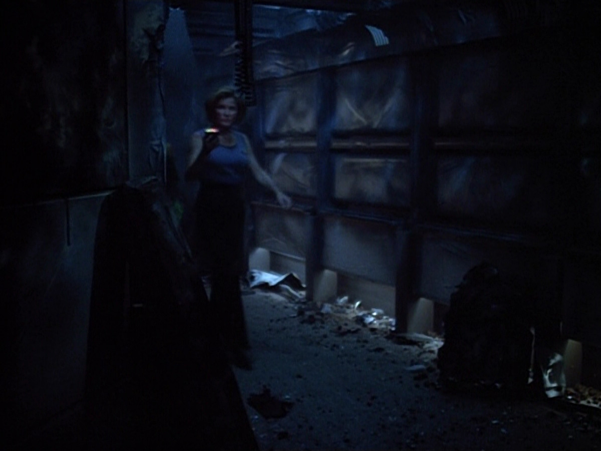 extant_StarTrek_VOY_4x09-YearOfHellPart2_01909.jpg