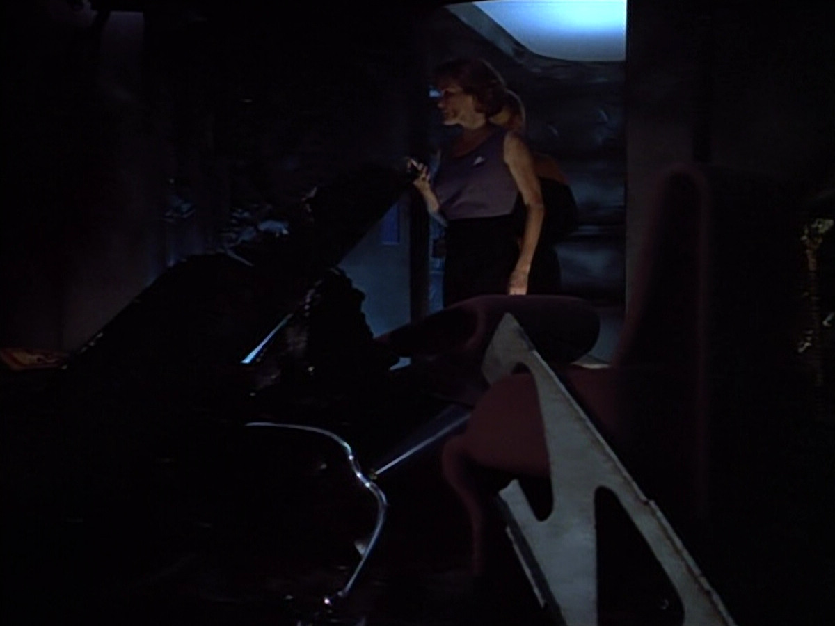 extant_StarTrek_VOY_4x09-YearOfHellPart2_01935.jpg