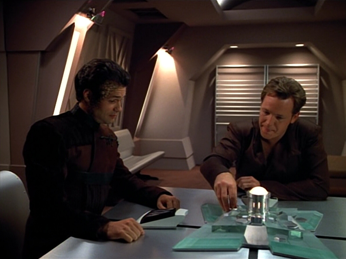 extant_StarTrek_VOY_4x09-YearOfHellPart2_02037.jpg