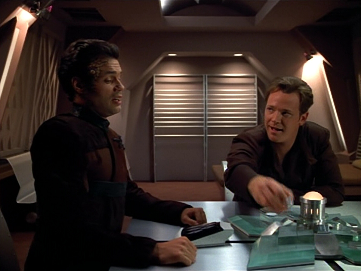 extant_StarTrek_VOY_4x09-YearOfHellPart2_02041.jpg