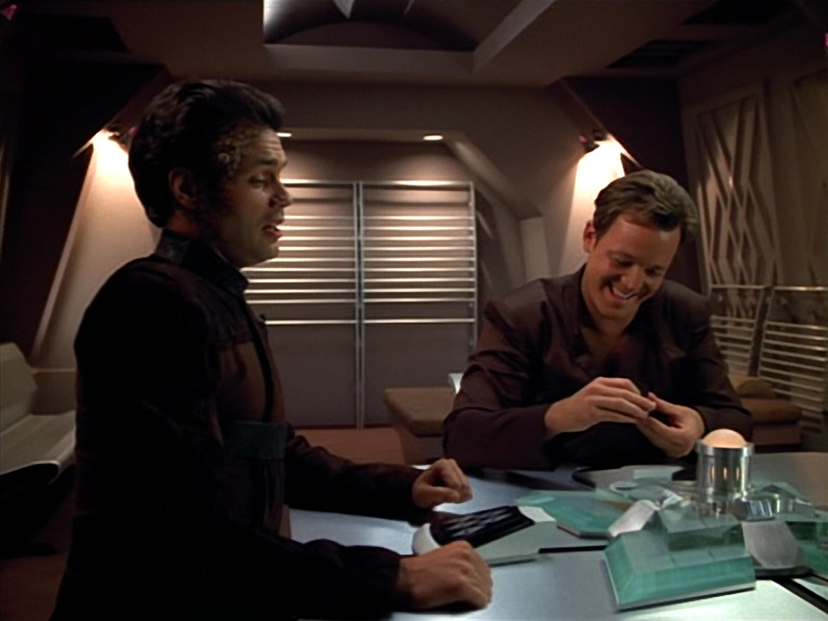 extant_StarTrek_VOY_4x09-YearOfHellPart2_02043.jpg