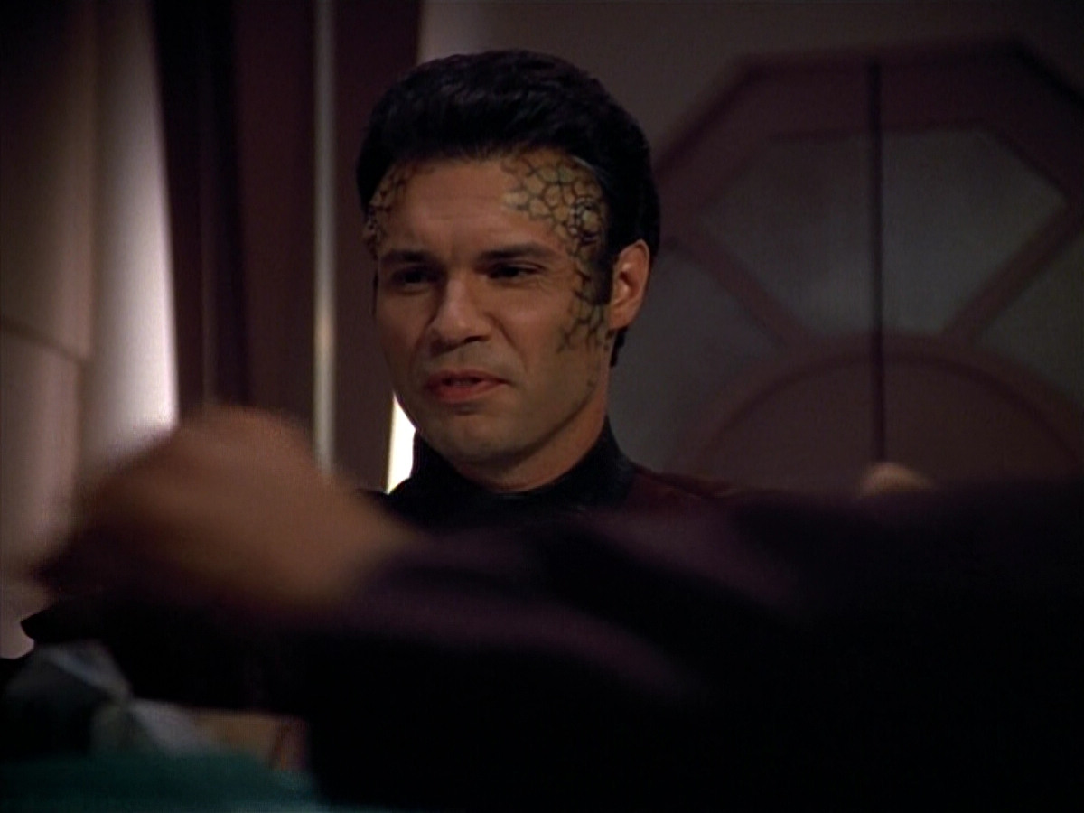 extant_StarTrek_VOY_4x09-YearOfHellPart2_02055.jpg