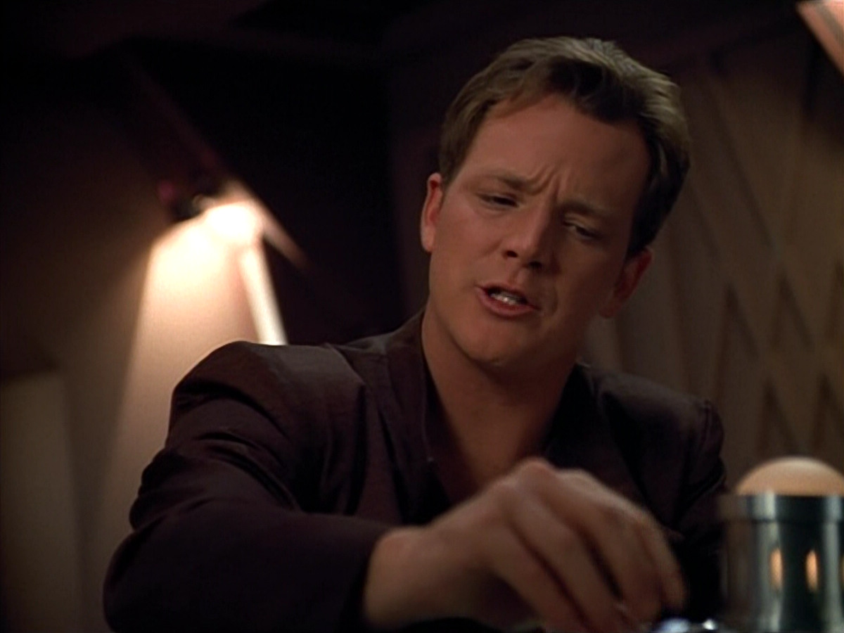 extant_StarTrek_VOY_4x09-YearOfHellPart2_02063.jpg