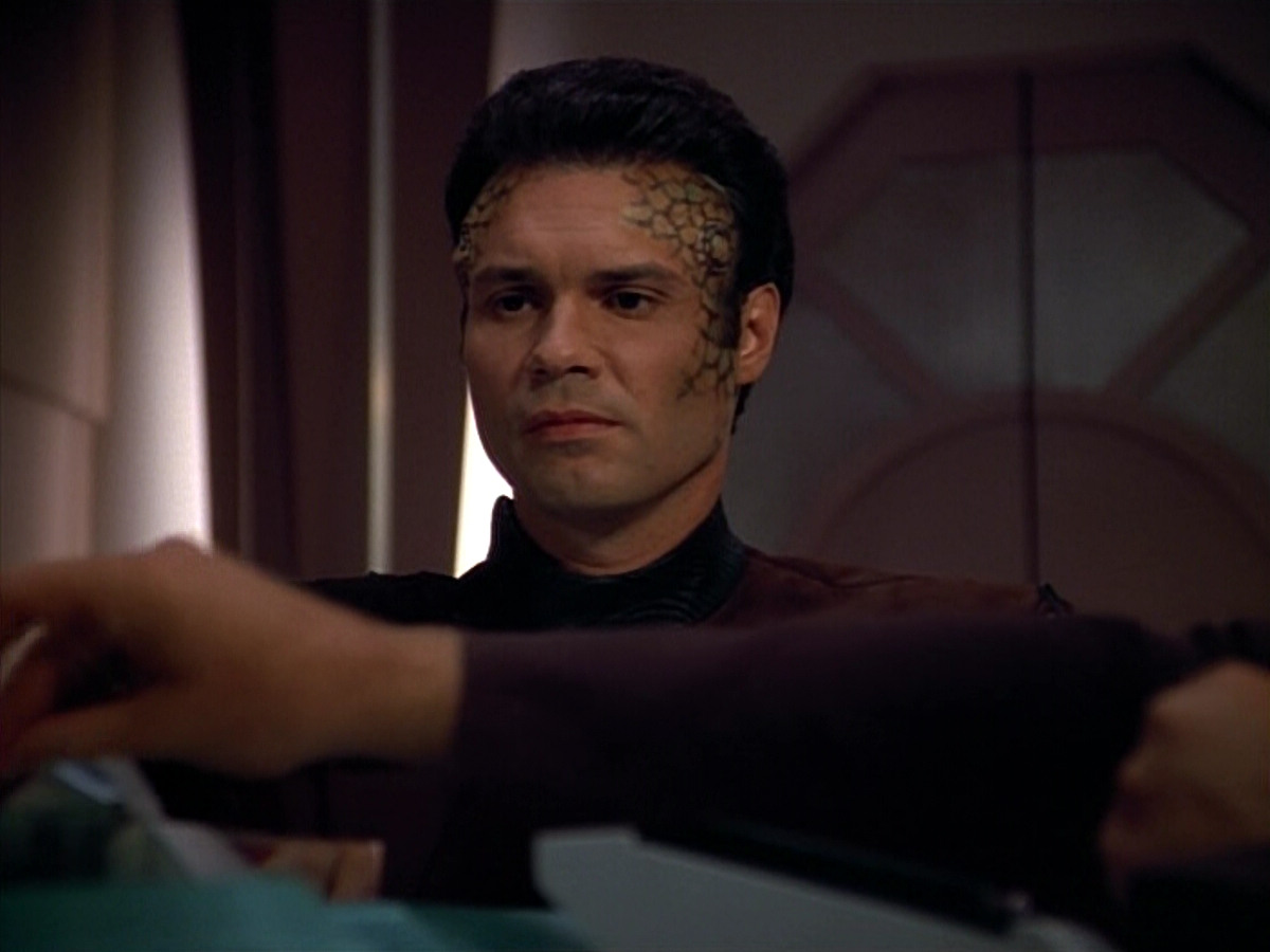 extant_StarTrek_VOY_4x09-YearOfHellPart2_02065.jpg