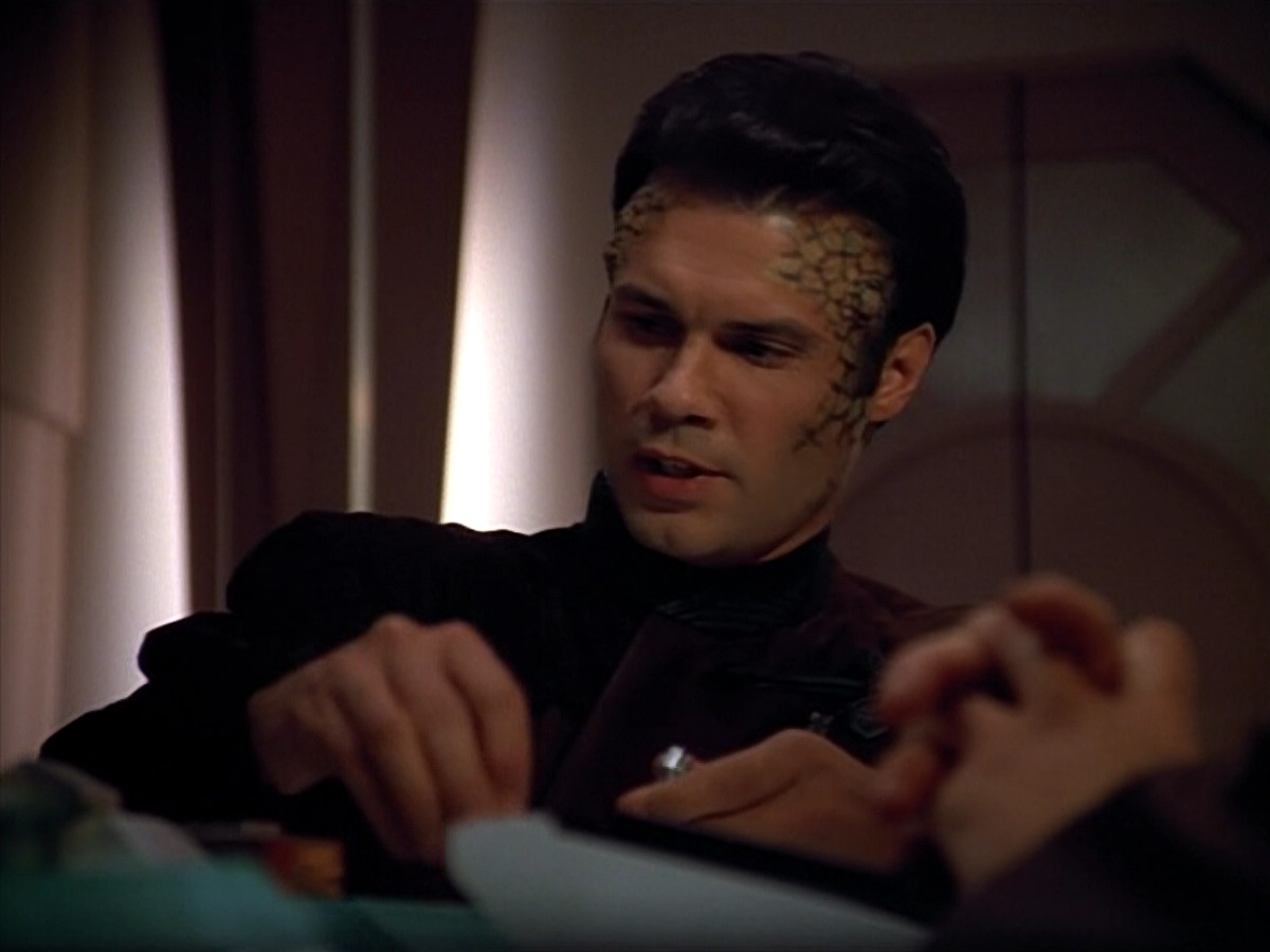 extant_StarTrek_VOY_4x09-YearOfHellPart2_02079.jpg