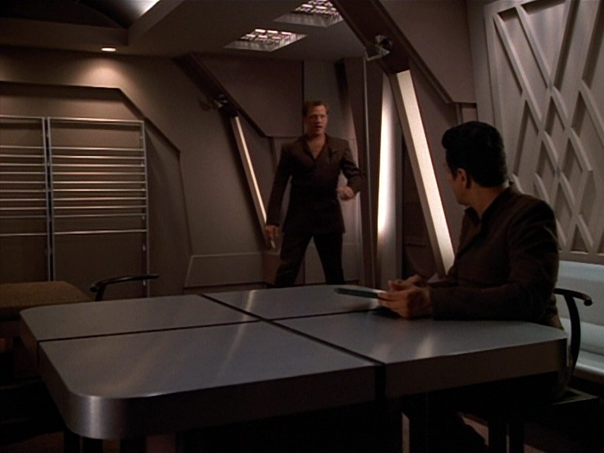 extant_StarTrek_VOY_4x09-YearOfHellPart2_02136.jpg