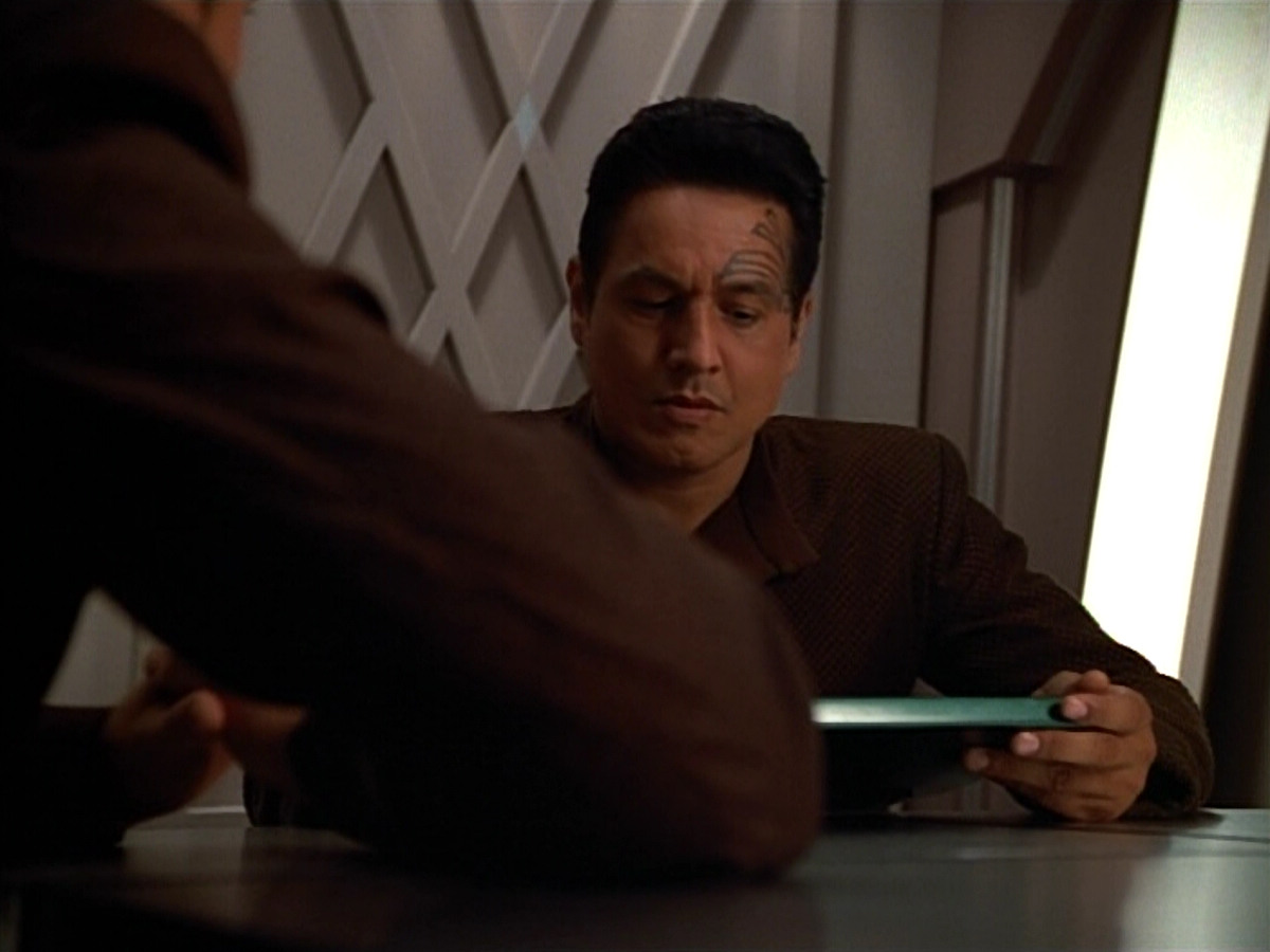 extant_StarTrek_VOY_4x09-YearOfHellPart2_02192.jpg