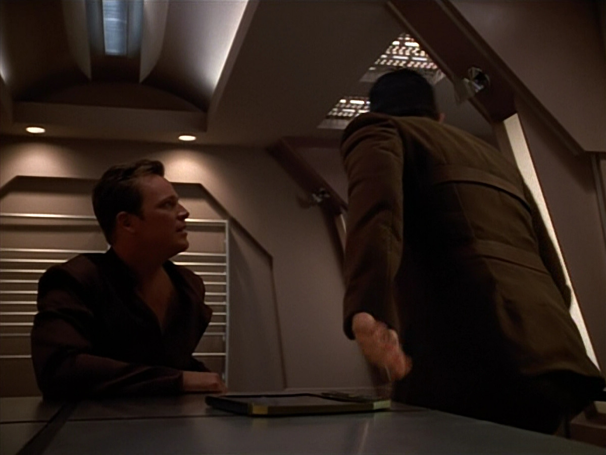 extant_StarTrek_VOY_4x09-YearOfHellPart2_02240.jpg