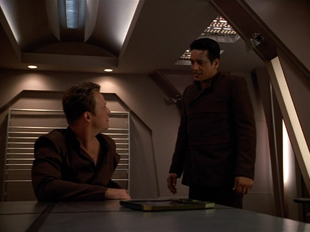 extant_StarTrek_VOY_4x09-YearOfHellPart2_02247.jpg