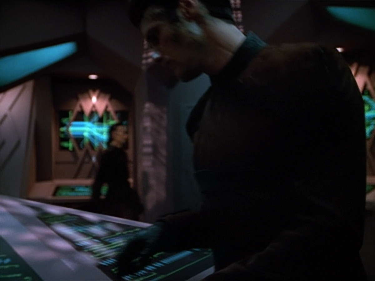 extant_StarTrek_VOY_4x09-YearOfHellPart2_02317.jpg