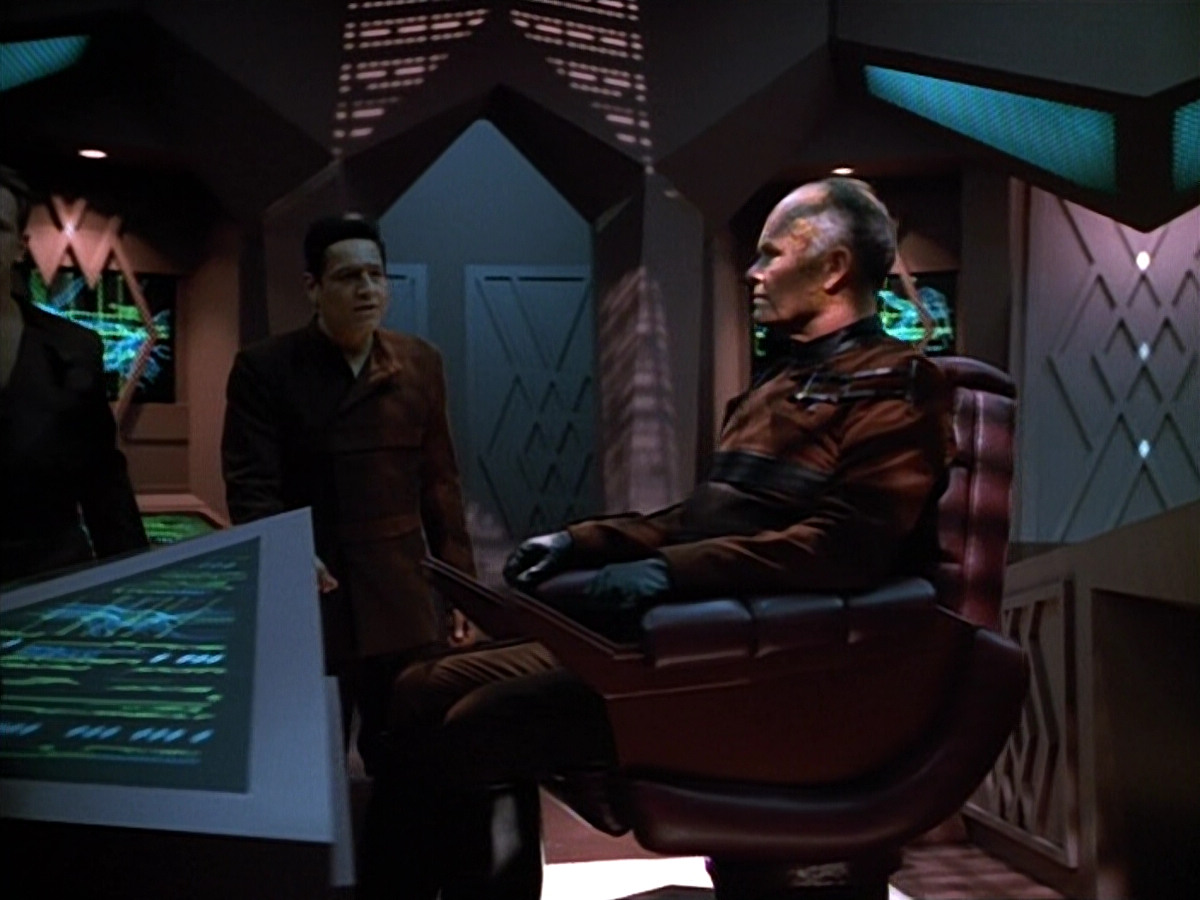 extant_StarTrek_VOY_4x09-YearOfHellPart2_02325.jpg
