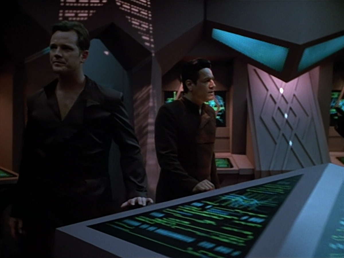 extant_StarTrek_VOY_4x09-YearOfHellPart2_02329.jpg