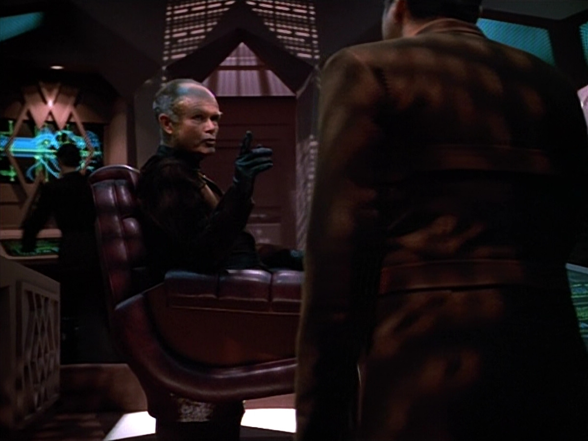extant_StarTrek_VOY_4x09-YearOfHellPart2_02341.jpg